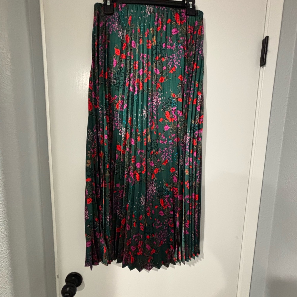 Elegant Floral Pleated Midi Skirt - Green and Red